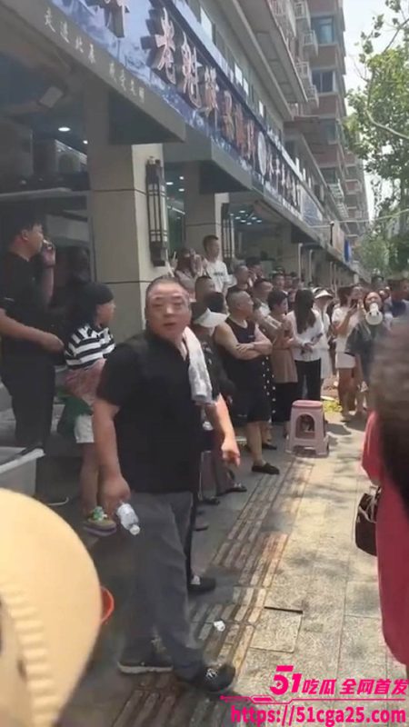 天津最牛公公！儿子抛妻弃子 出轨女主播狂刷百万礼物 公公抹黑儿媳逐出家门 真是上梁不正下梁歪！-51吃瓜网