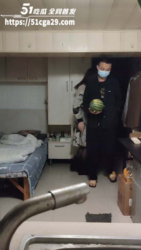 南京TS伪娘阿红 西瓜哥 炎炎夏日为红姐带来了一丝清凉 刚口交到一半 情到深处激烈热吻！-51吃瓜网