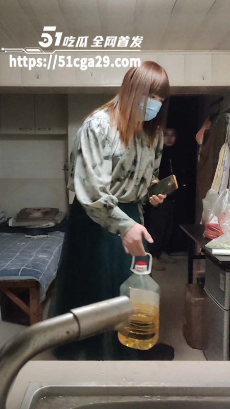 南京红大爷事件老熟人到来！不知怎么关心你 那就给你拿半桶油炒菜！-51吃瓜网