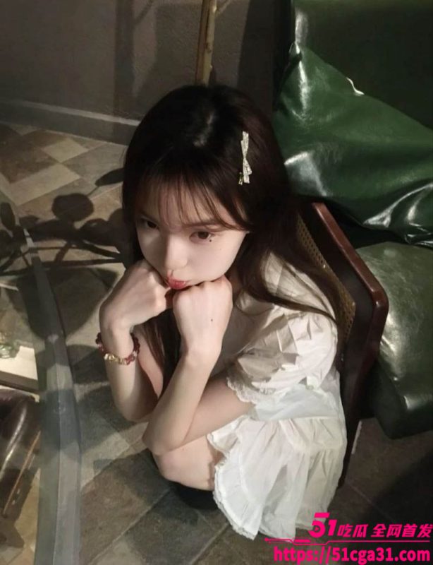 青岛大学生 刘熙莹 被金主高价包养 各种舔脚狗绳羞辱玩弄 被掌掴臀部仍迎合抽插！-51吃瓜网