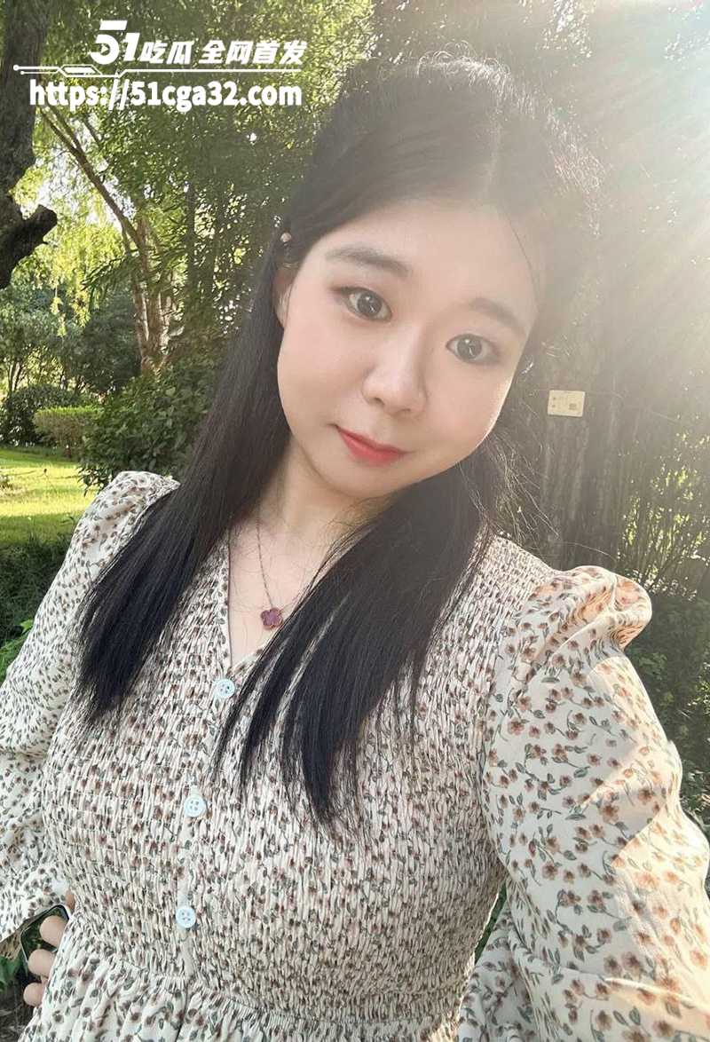 福建已婚人妻绿帽性爱视频流出 绿帽夫妇约单男爆操淫妻 骑脸舔逼撅腚后入 老公边看边拍还打飞机! - 51吃瓜网-51吃瓜网