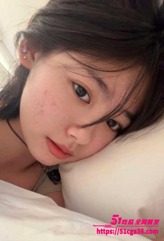 清纯反差女大学生不雅视频流出 趁室友熟睡拍露穴淫片 穿白色网袜为金主足交！-51吃瓜网