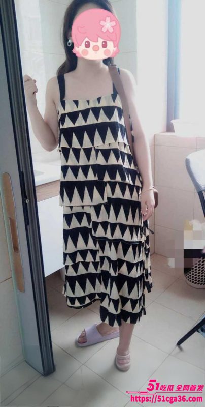 乱伦大神 英勇小钢炮 和大嫂的乱伦史 当着大嫂闺蜜的面 将大嫂拉到厕所一阵猛操！-51吃瓜网