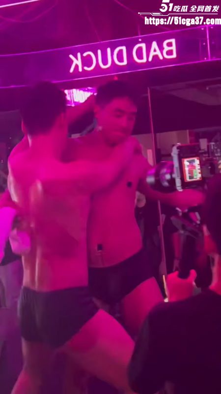 重庆男同健身房开业 昏暗灯光的大厅里 裸体GAY各领风骚 结实的肌肉贴身热舞！-51吃瓜网