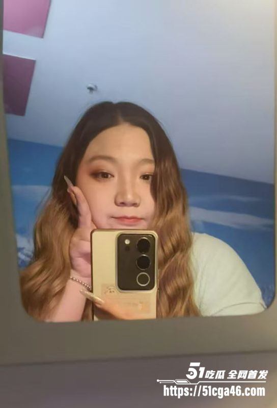 新疆胖妞 赵贝贝 裸贷视频流出 全裸露脸出镜 拿着电动玩具疯狂自慰 精彩程度堪比网黄福利！-51吃瓜网