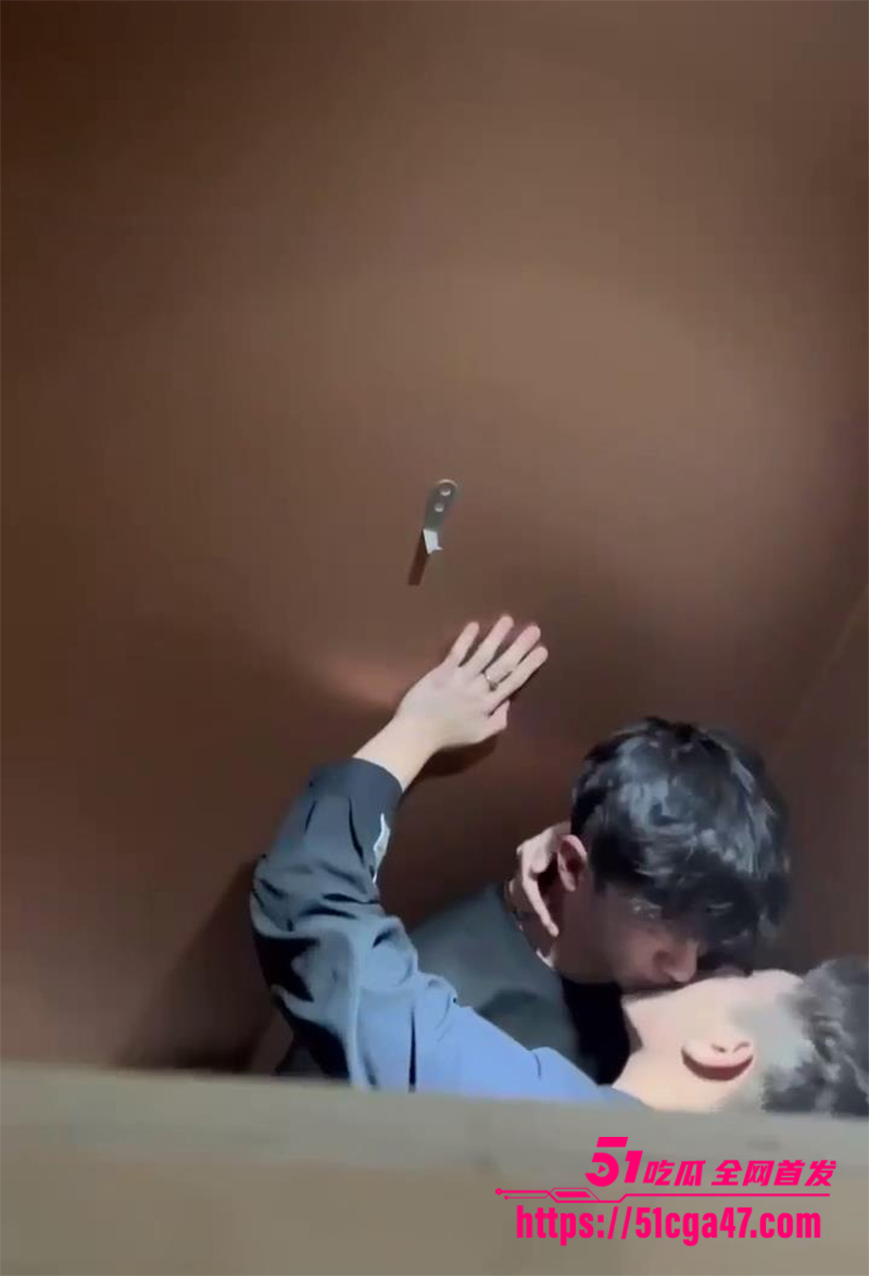 男同约炮闹乌龙 两对公鸳鸯幽会配错对 基情舌吻酒店狂欢激情后入 劲爆性爱视频流出! - 51吃瓜网-51吃瓜网