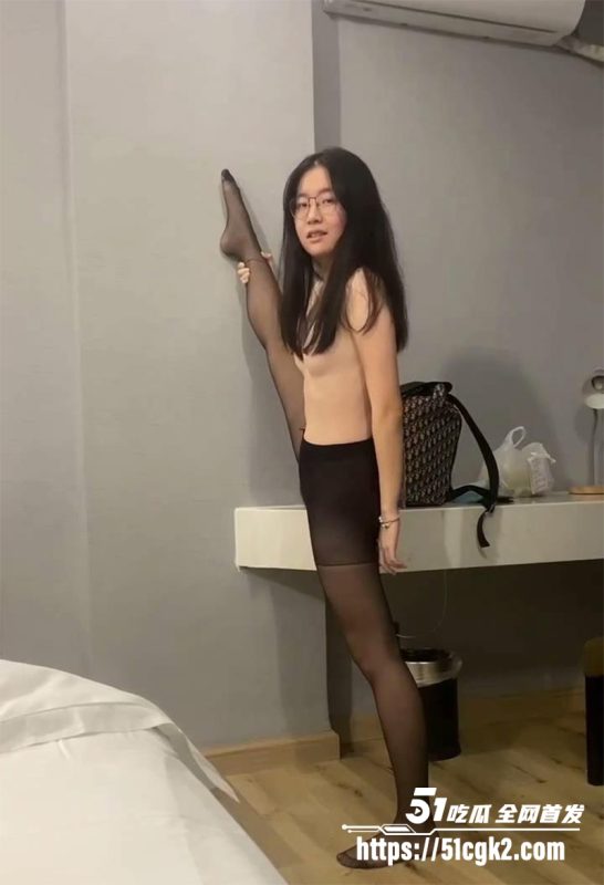 清纯眼镜学妹 超淫调教合集流出 素人少女被调教成性奴 喝尿吞精轮奸性虐 全程露脸炸裂无比！-51吃瓜网