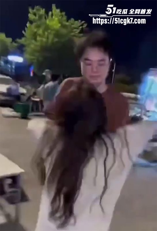 广州街头惊魂一幕！女子持刀追小男孩喊“玩游戏” 幸亏俩好汉出手制服！-51吃瓜网