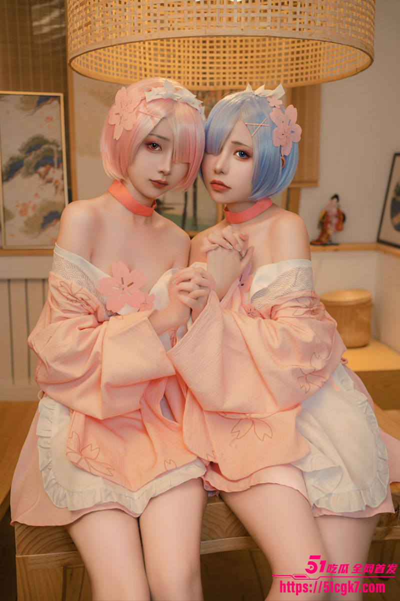 极品福利姬 喵小吉联手金鱼kinngyo 白丝萝莉女同cosplay 互相摩擦上演百合大戏! - 51吃瓜网-51吃瓜网