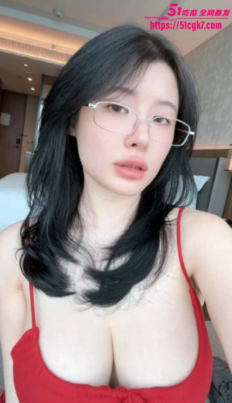 台湾爆乳眼镜娘 CocoPie 最新福利 隔镜吞吐水晶假屌 夹棒乳交娇喘极度淫靡！-51吃瓜网