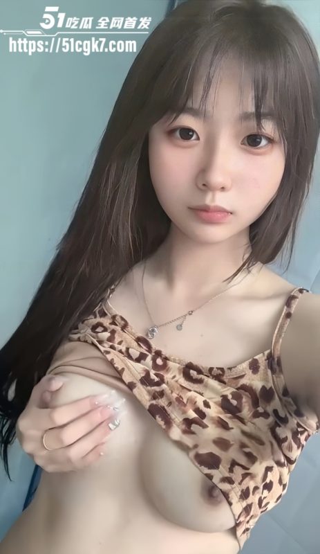 清纯高颜值学生妹宿舍自拍 可爱脸蛋性感身材 时不时对着镜头卖萌 极限挑逗撩拨你的欲望！-51吃瓜网