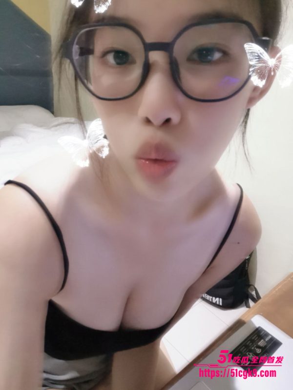 反差眼镜妹大奶自拍裸照泄密 男友露脸口交视频流出 极品身材骚爆全网！-51吃瓜网
