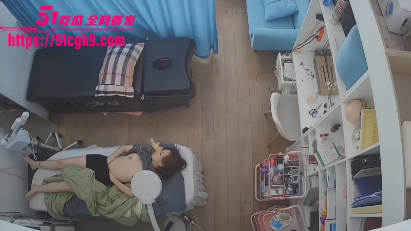 黑客破解美容院摄像头偷拍 老板娘在金钱诱惑下沦陷 任由油腻大叔意肆意玩弄 淫荡至极！-51吃瓜网