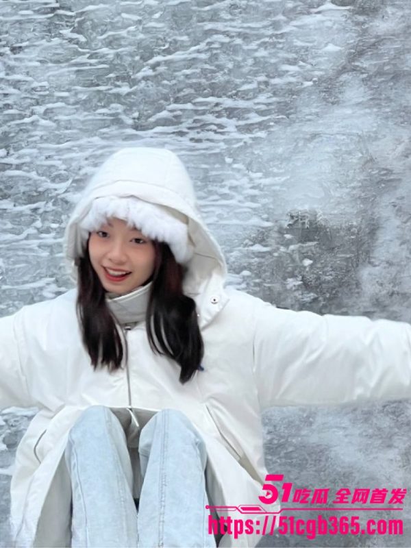 清纯大二学妹 梁依娜 跟男友啪啪视频泄露 床上狂抽插后口交 眼镜JK妹被猛操到高潮 浪叫震天！-51吃瓜网