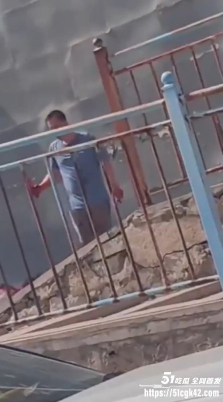 河北邯郸峰峰矿区惊魂一幕 女子因出轨离婚遭前夫报复 前夫当警察面持刀连砍20余刀！-51吃瓜网