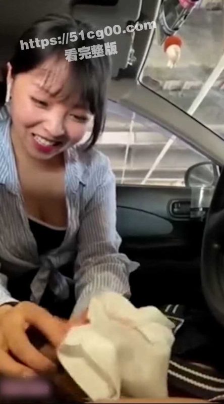 4S店美女销售看到有购买意向的客户，试驾半路为顾客提供买一送一的优惠服务-51吃瓜网