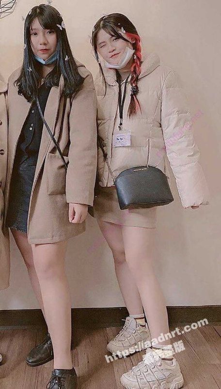 两个颜值不错的百合闺蜜泄密流出！互亲互舔互揉奶 更爱那个小萝莉 反差属性拉满！-51吃瓜网