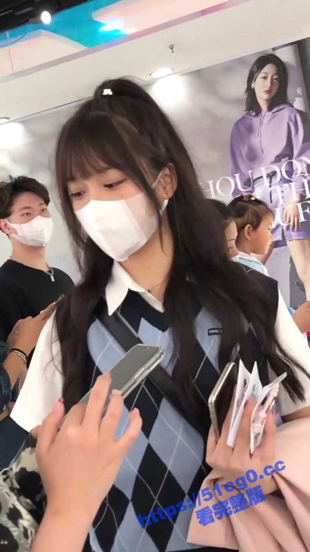 来一波精品抄底！蕾丝内裤无内 还有个地铁上跟男友吵架的 转头就被偷拍 各个颜值都在线 全程一镜到底！-51吃瓜网