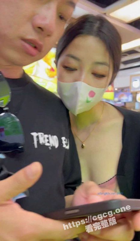 牛逼大神抄底偷拍 数十位高颜值时尚妹子 露脸身材绝佳高挑美女 居然不穿内裤逛街 一窥到底-51吃瓜网