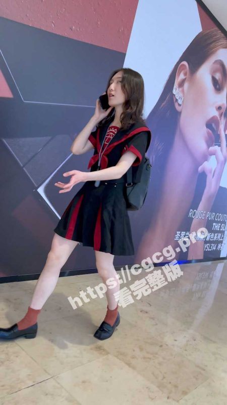 商场一路跟踪抄底不穿内裤的短裙美女 干干净净的鲍鱼真想摸一下-51吃瓜网