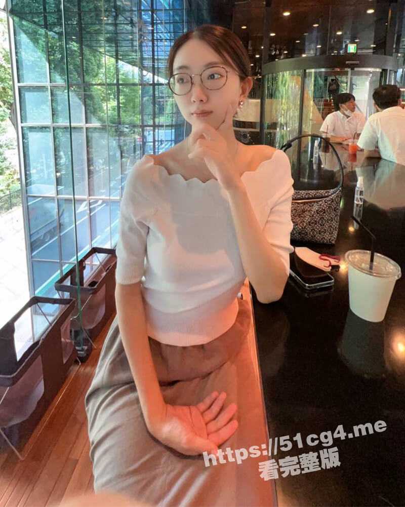 甘肃极品骚妻 夏小雪 外表清纯的眼镜娘 露出癖到处露奶 喜欢老公边草边扣 这样才能达到高潮 - 51吃瓜网-51吃瓜网