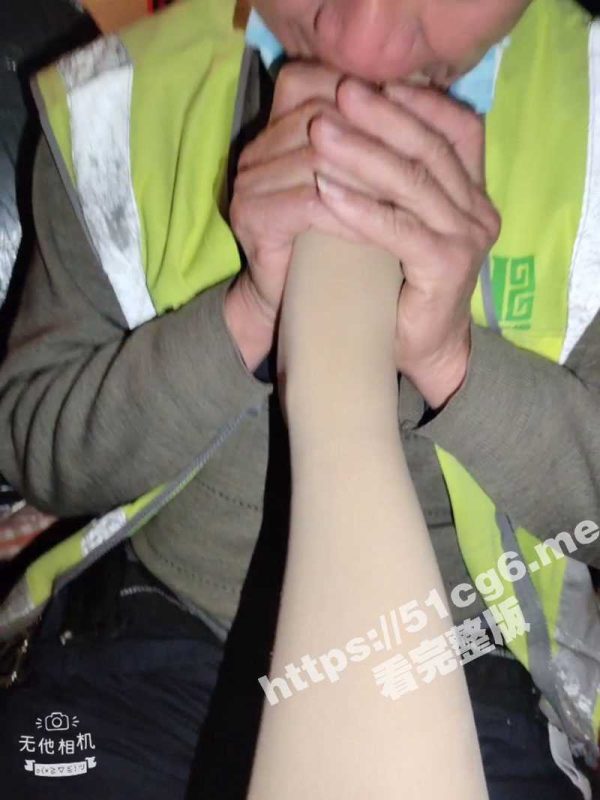 户外勾搭达人 妖媚婷儿 随机福利降临三轮车大叔 街头三轮车上玩车震！旁边老头死活没想明白怎么不是他-51吃瓜网