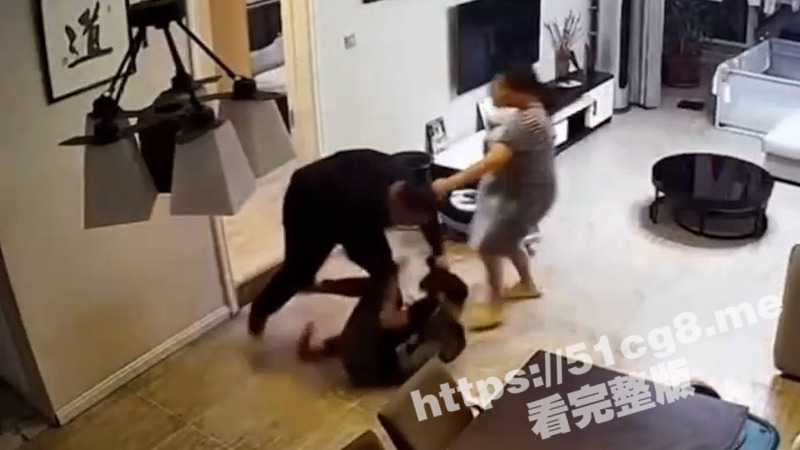 家暴女人 往死打！就算是别人的家的媳妇儿也没这么打的吧？ 这种男人就该判刑！！-51吃瓜网