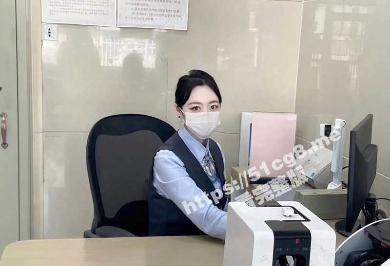 喜欢大叔的银行女 小欣 体制内打工人 每天上班就是意淫被大叔包养 带回家里按在墙上狠狠后入爆操-51吃瓜网