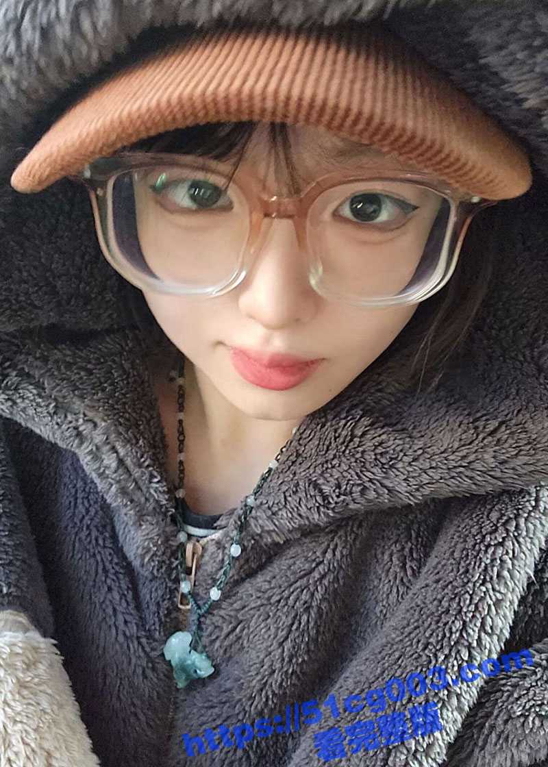 高颜值反差眼镜正妹 跪在主人双腿之间张嘴接精！一天都离不开主人的大鸡吧！ - 51吃瓜网-51吃瓜网