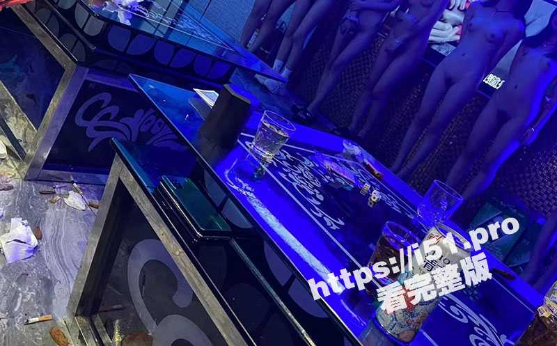 湖南株洲KTV全裸选妃 妹纸质量太高了 选完直接在KTV里操起逼来 一人一个轮流上-51吃瓜网