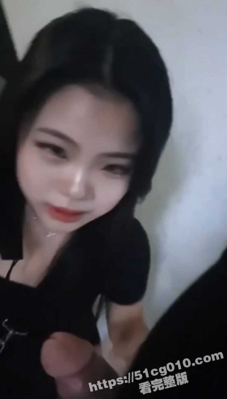 韩国包臀裙性感美女 为了一点钱在楼道里 给猥琐大叔口交打飞机 最后被射满嘴巴 韩国妹这身材是真的棒啊-51吃瓜网