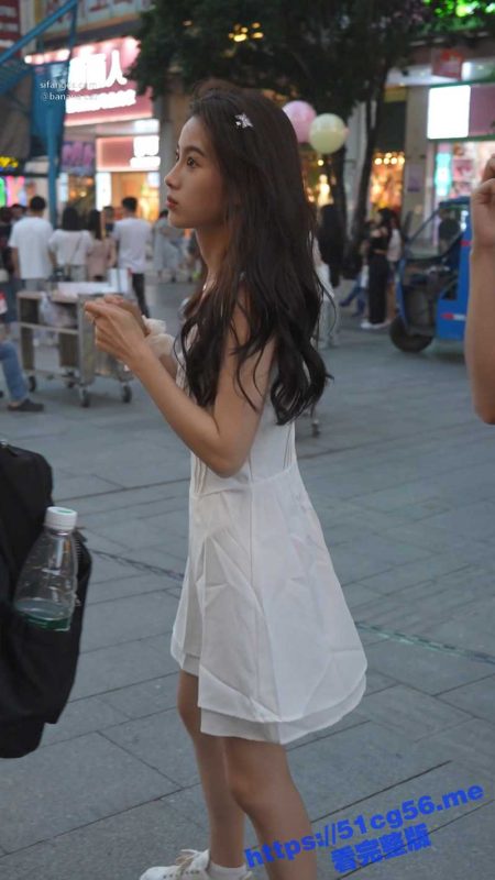 这是刘浩存吗？街头偶遇极品女神 偷拍大神果断跟上抄底偷拍 白裙白内白屁股！-51吃瓜网
