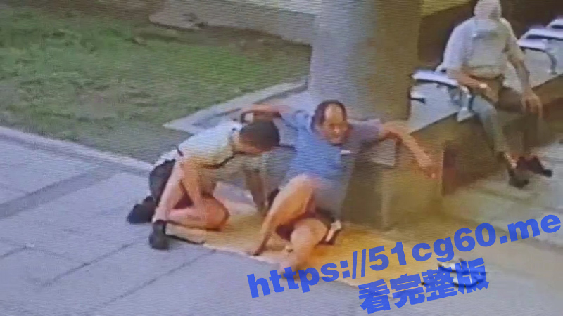 震撼我一年啊 现在的GAY连老头都不放过么 偶然拍到一哥们 在江边给老头口交 快给我看吐了 - 51吃瓜网-51吃瓜网