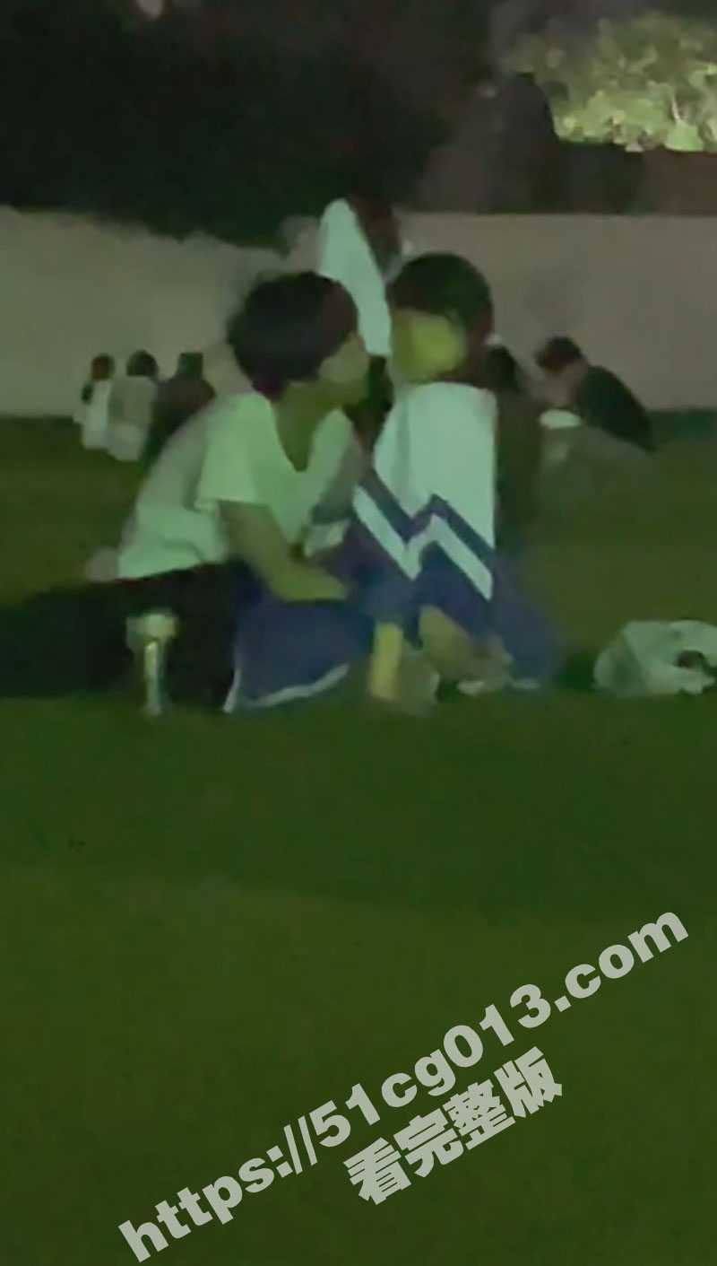 河南经济贸易技师学院的瓜 小情侣在学校操场激情开干 被人偷拍了10几分钟毫不在意周围人的眼光 - 51吃瓜网-51吃瓜网