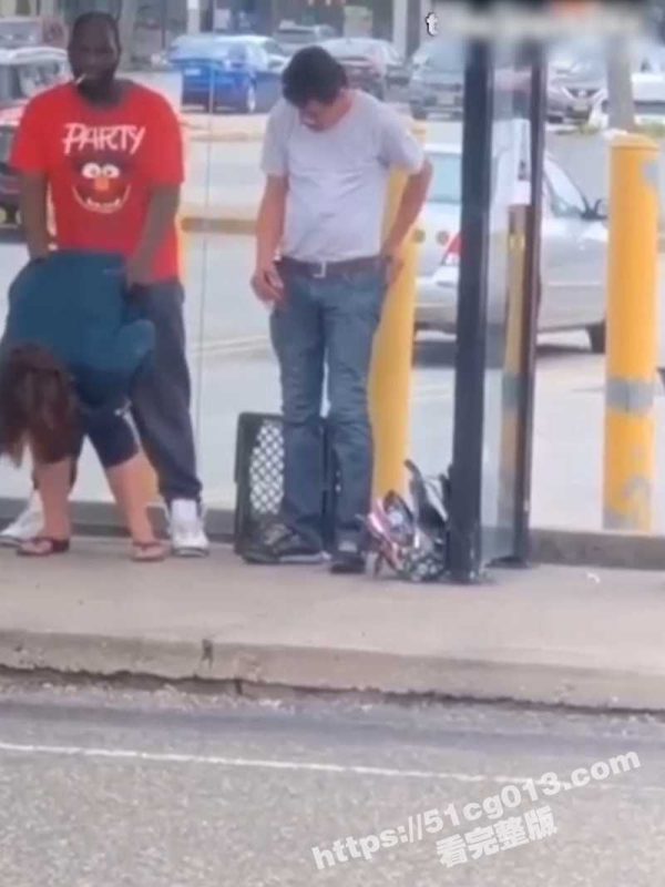 佛罗里达州从不养闲人 马路上逼痒了随机抽取一个黑人来止痒 做到一半老公居然来了！-51吃瓜网