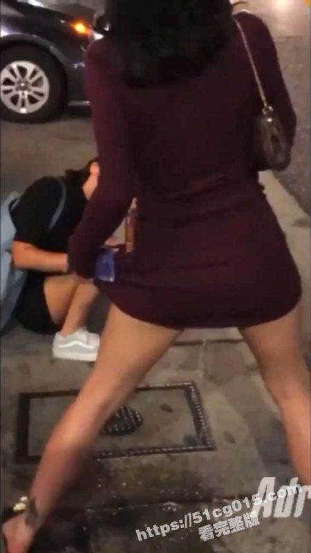 两个坏女人街头放尿 骚逼都露出来了 还自慰摸逼放尿！-51吃瓜网