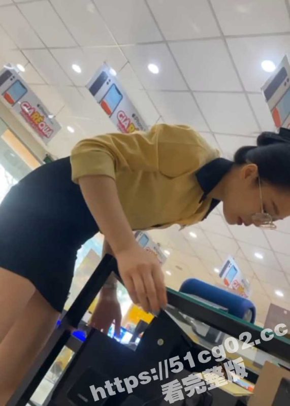 大神商场尾随搭讪抄底 职业装女销售 表面穿着正式 裙底各种反差性感内裤 太骚了！-51吃瓜网