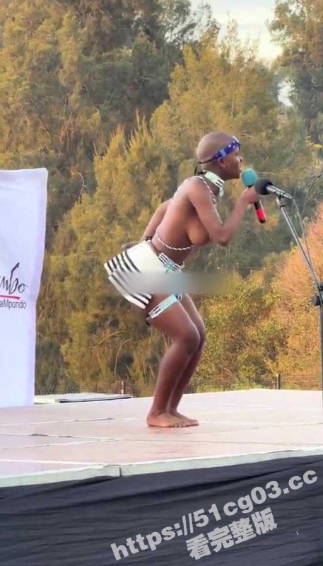 南非开普敦东部举行传统选美比赛 要求必须是处女 参赛美女赤裸上身露出大奶在台上慷慨激昂地演说-51吃瓜网