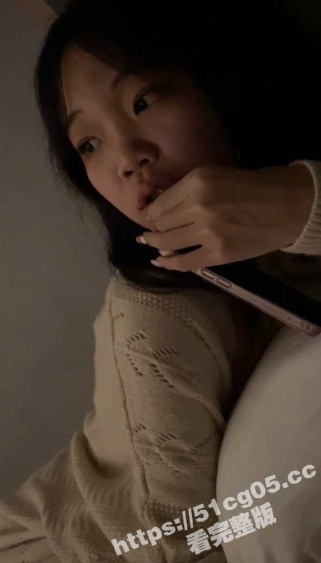 广西柳州某职校小太妹边跟闺蜜打电话边啪啪 边聊边轻声娇喘 电话一挂断马上就肆无忌惮的淫叫起来-51吃瓜网