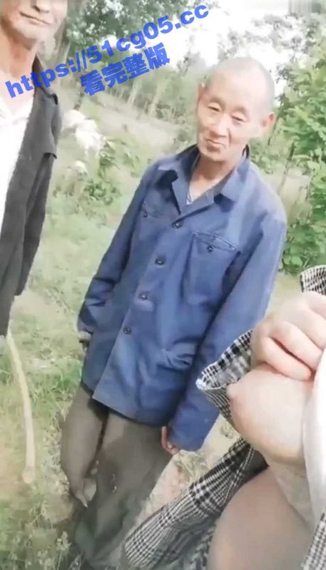 巨乳少妇勾引三个白发老头在树林里打野战玩4P 女上位边操边口交 轮着给三个老头操到射精 玩得好花呀-51吃瓜网