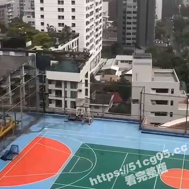 卧槽 这俩年轻人！台湾某住宅楼的楼顶泳池里 一对男女在激情后入啪啪 男主的鸡巴看起来很是硕大-51吃瓜网