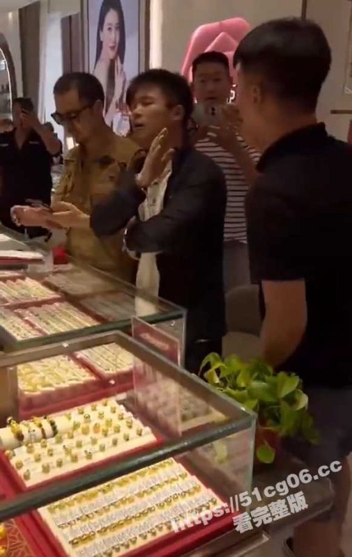 混混选择打假赛道!网红铁头团队金店打假 结果把自己打进派出所!-51吃瓜网