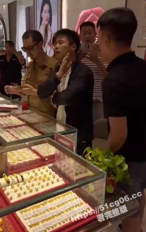 混混选择打假赛道！网红铁头团队金店打假 结果把自己打进派出所！ - 51吃瓜网-51吃瓜网