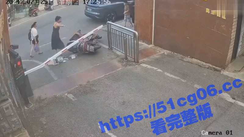 哭笑不得!广东某小区一女士骑电动车和升降杆较上劲了 有电动车道不走强行冲卡被卡脖-51吃瓜网