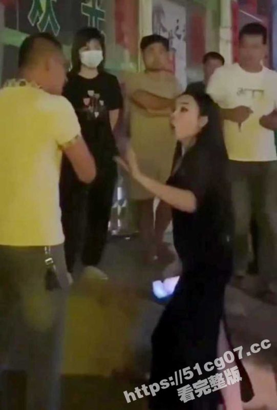 广东男子出轨被老婆当场抓奸 男子为了护着小三打老婆 这老婆前凸后翘有气质 果然家花不如野花香-51吃瓜网