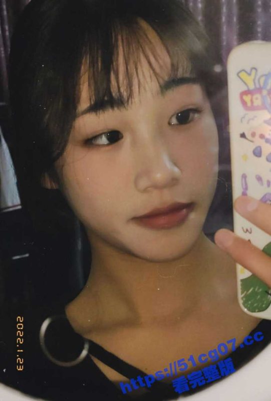 清纯大二学妹 被假经纪人忽悠 妹子乖乖脱光光 掰开鲍鱼看看是不是处女 嫩倒是挺嫩 太多白带了-51吃瓜网