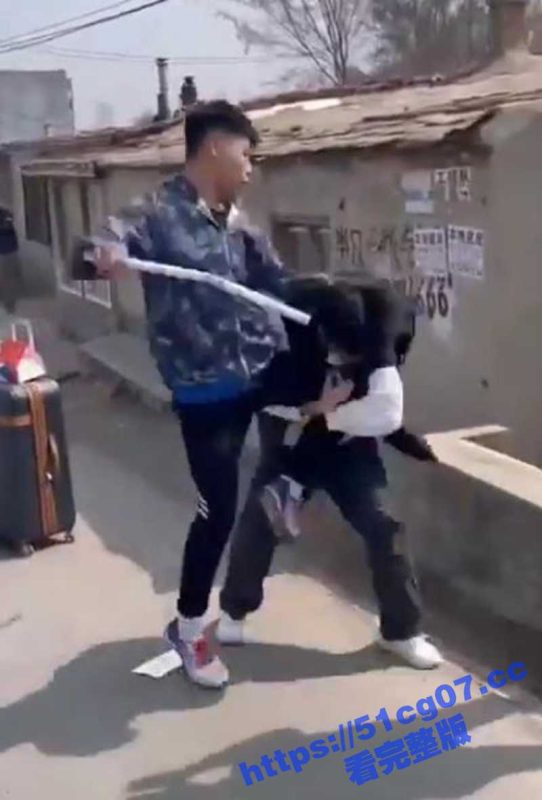 拒绝校园霸凌 东北小伙被两名男同学堵在校门口 小伙逮着其中的小个子就往死里打 太热血了！-51吃瓜网