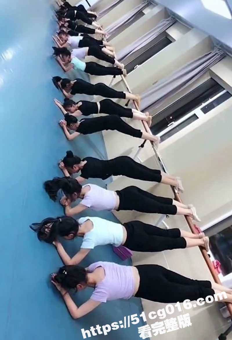 芭蕾舞舞蹈生为赚快钱下海售卖自己的大尺度私拍！还可私人定制一字马放尿和喷头冲逼视频！ - 51吃瓜网-51吃瓜网