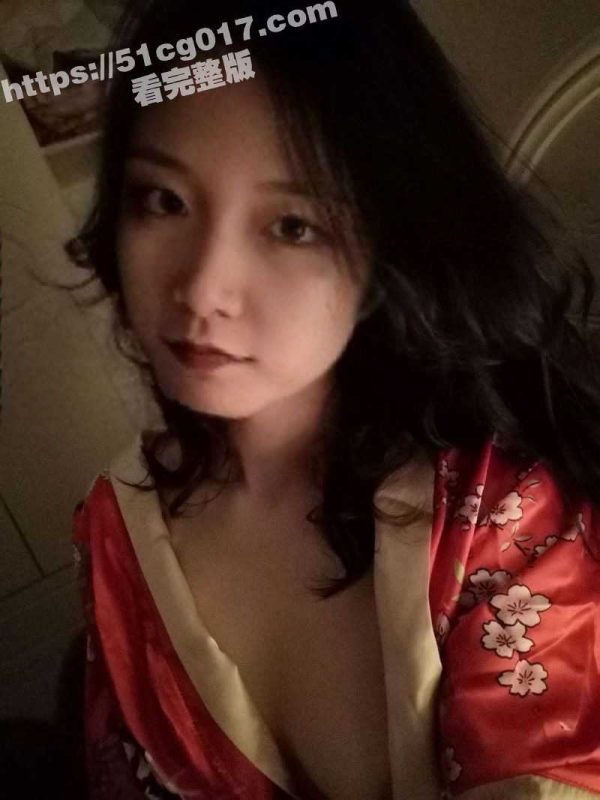 高颜值美女发淫照给异地恋男友打飞机 却被男友曝光出来 完美的身材在镜头前面摆弄着身姿 反差感拉满-51吃瓜网