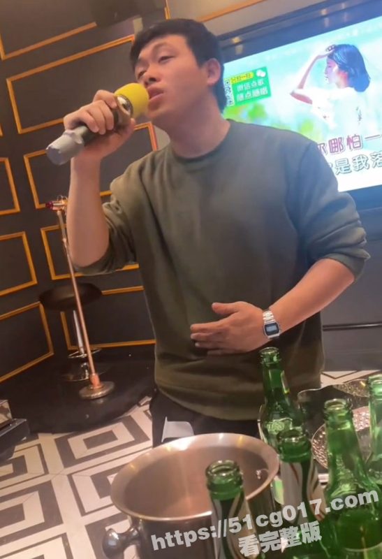 经典绿毛奴优选！带着老婆跟兄弟们去KTV唱歌 走进厕所一看 老婆都被脱光了 一个又一个兄弟轮着上老婆！-51吃瓜网